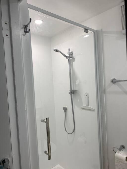 Superb Studio Retreat With Spa, Pool & Bbq Access Уангануй Екстериор снимка